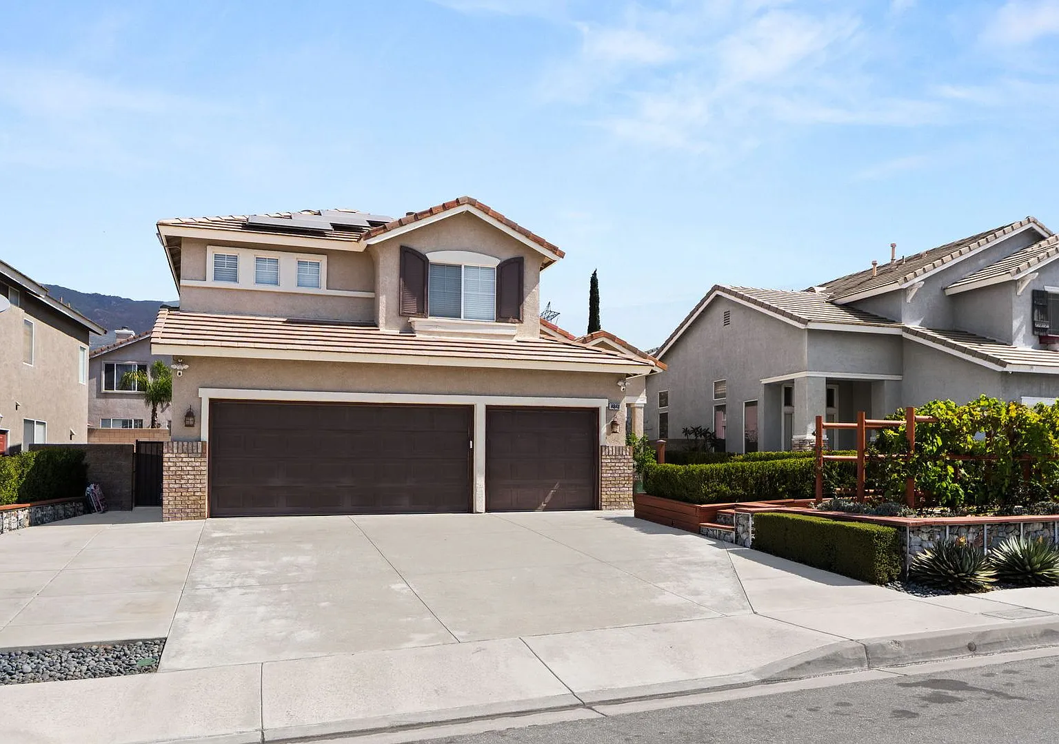 Beautiful 2 Story Home — Photo 1
