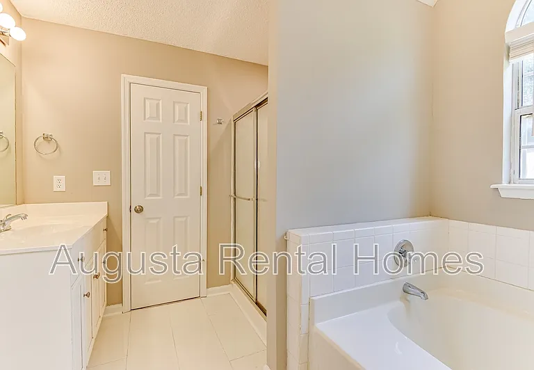 208 Stonington Dr — Photo 33