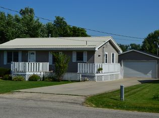 1011 W 9th St, Vinton, IA 52349