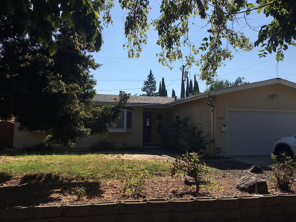 Beautiful, spacious, bright single house with a 2 car garage, professional gardener for front and back yard landscape