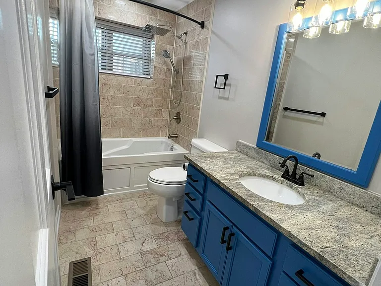 Upper level full bath and Jacuzzi