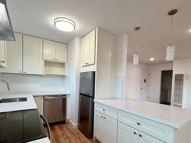 1205 Geraldine Way — Photo 2