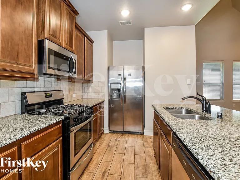 293 Arbury Dr — Photo 4