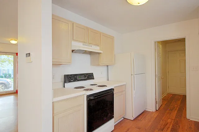 304 Gladstone Dr — Photo 5