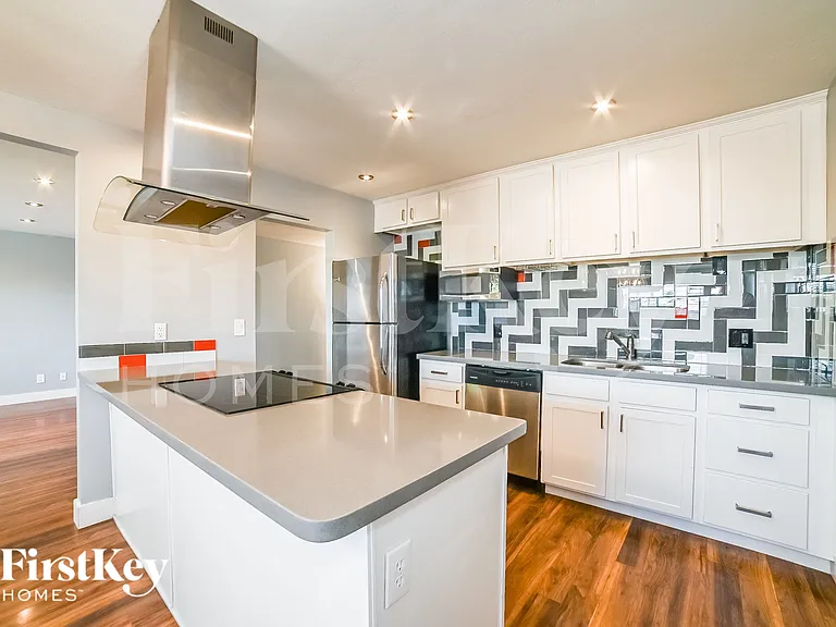 1519 W 6th St — Photo 6