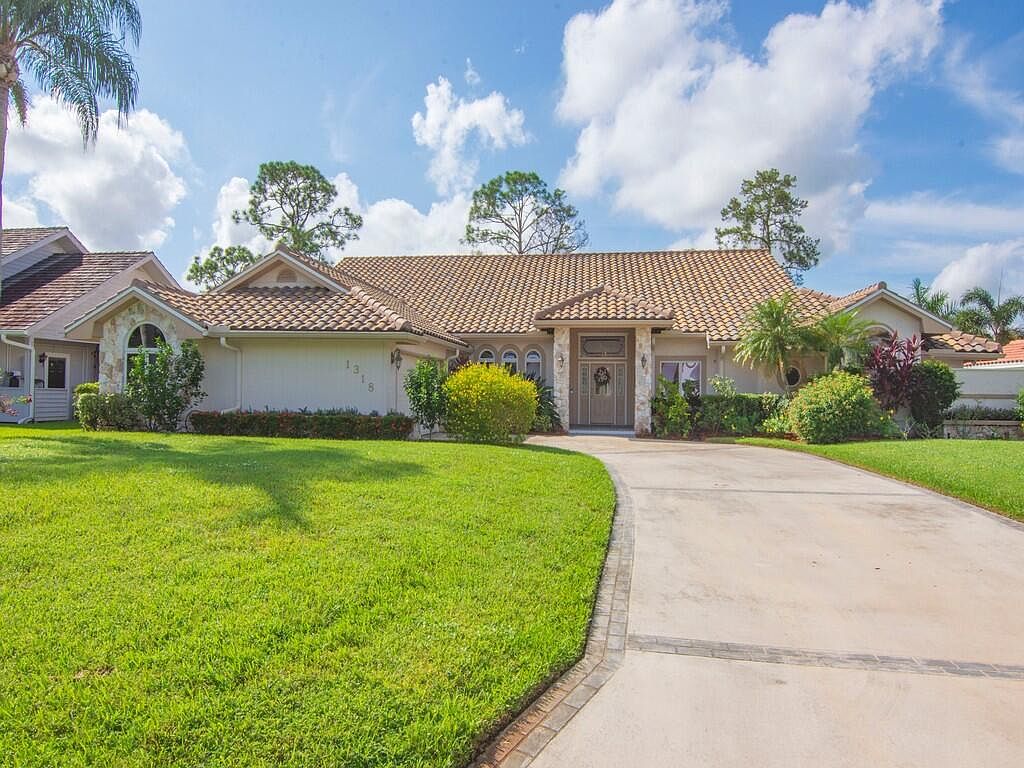 1318 SW Cottonwood Cv