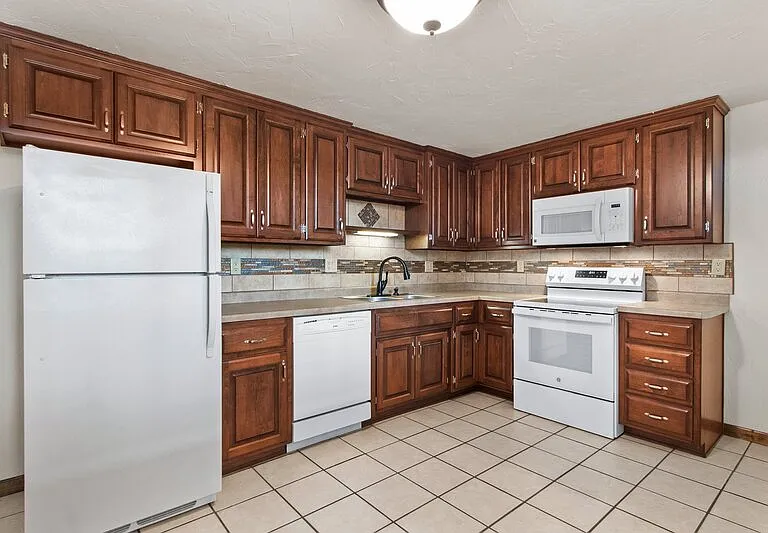 2364 Canter Ln E — Photo 3