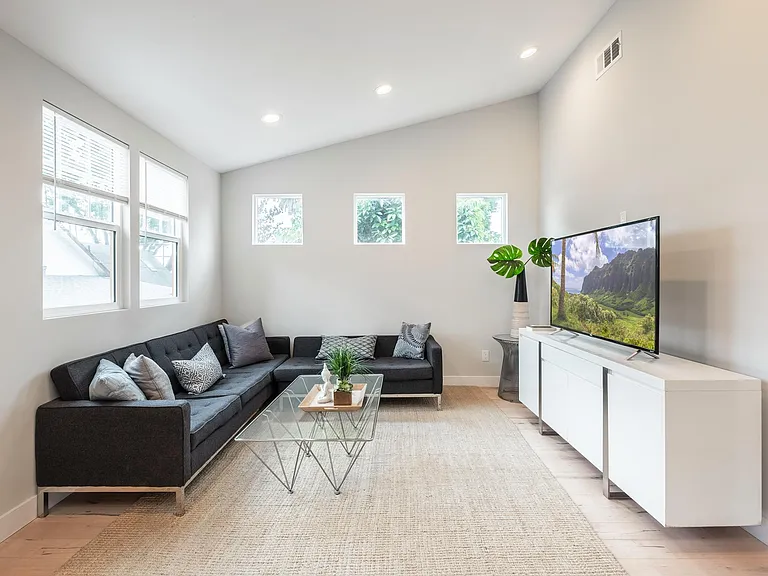 4039 Clayton Ave — Photo 13