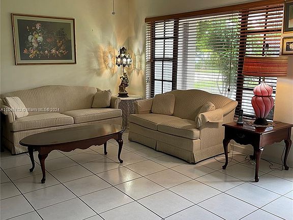 4th image of 10812 SW 33rd St