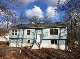 4448 E Pine Ridge Dr, Bushkill, PA 18324