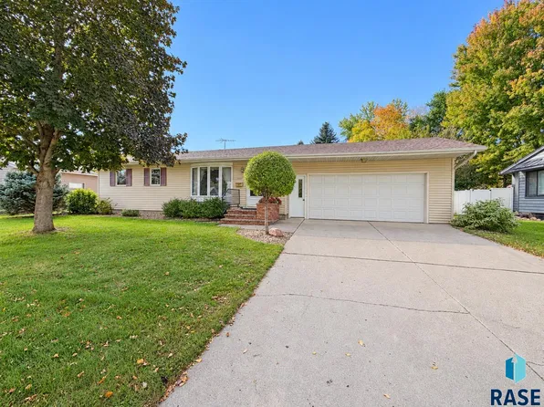 1113 N Cedar St, Luverne, MN 56156