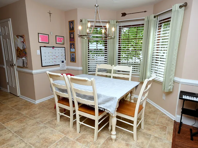 Breakfast/informal eating area