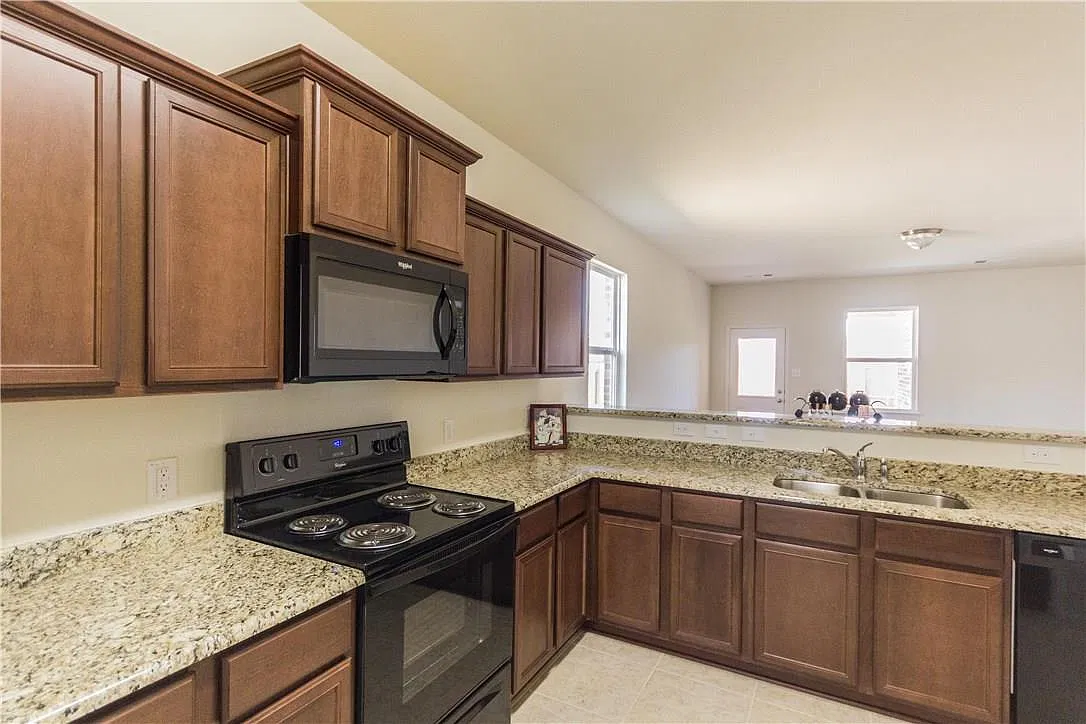 3 bed, 1608 sqft, $1,700 — Photo 4