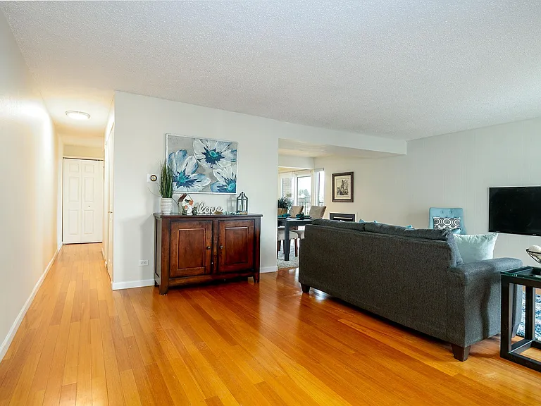 2835 S Locust St — Photo 4