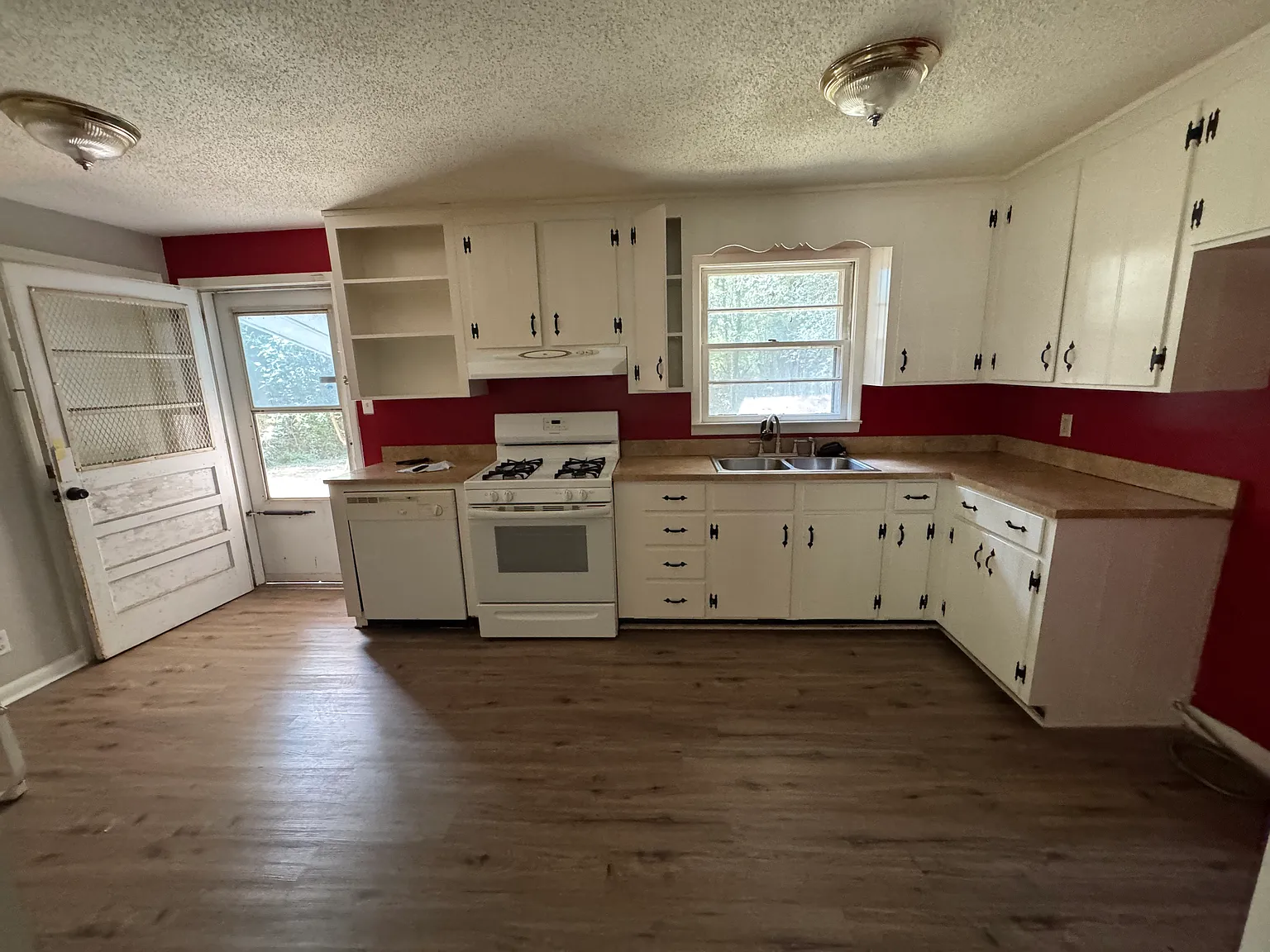 3 bed, 1.5 bath, 1067 sqft, $1,300 — Photo 4