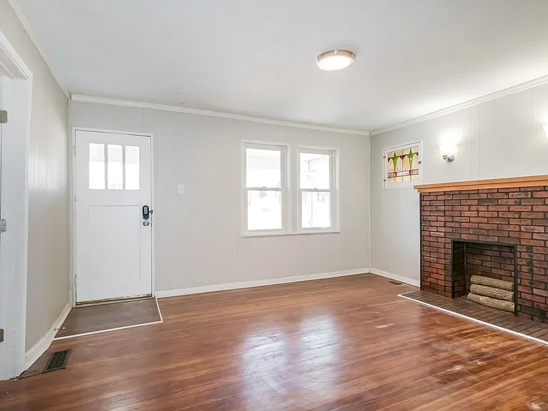 449519_019_living_room_13605493.jpg