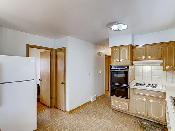 5th image of 9899 Eden Dr