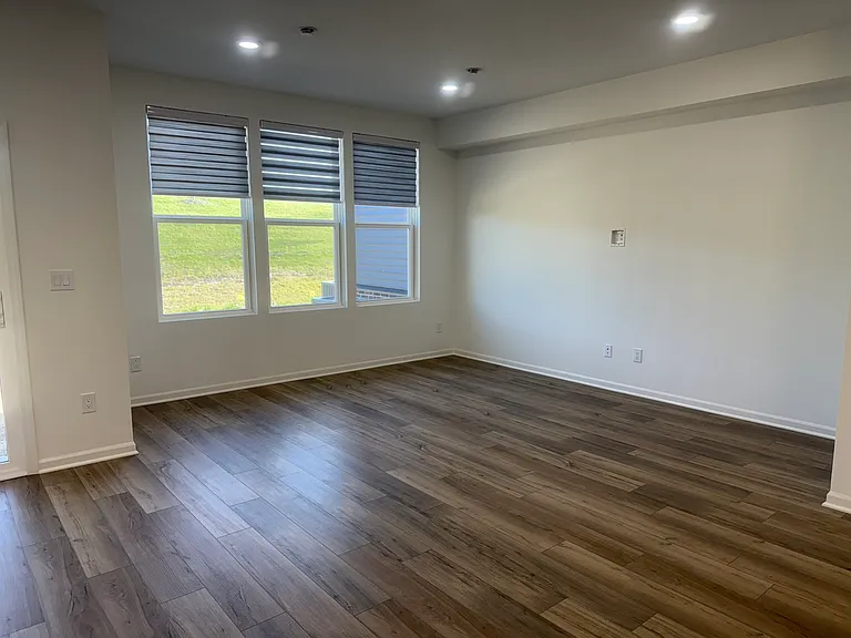 1475 Arcadia Dr — Photo 6