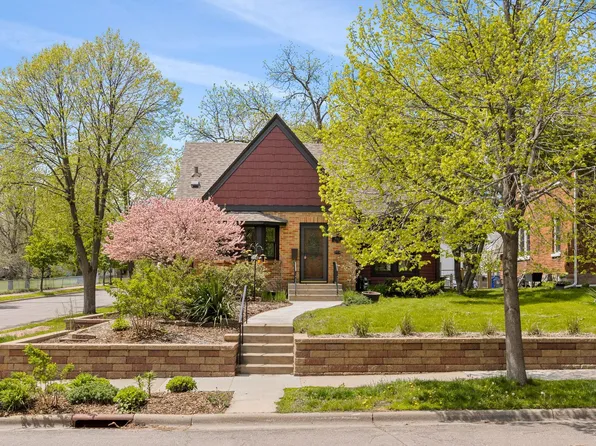 1563 Dunlap St N, Saint Paul, MN 55108