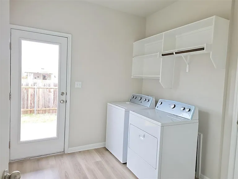 908 Main St — Photo 13