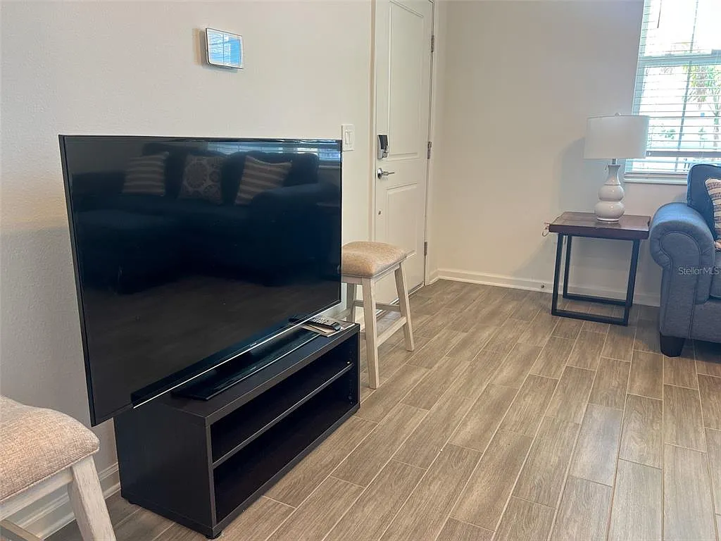 1 bed, 1.0 bath, 396 sqft, $1,400 — Photo 4