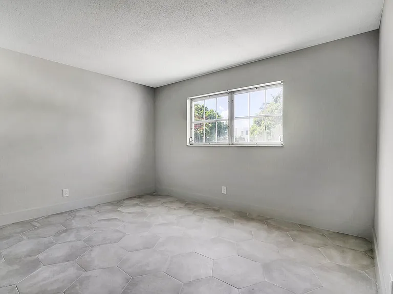 315 Venetian Dr #8 — Photo 17