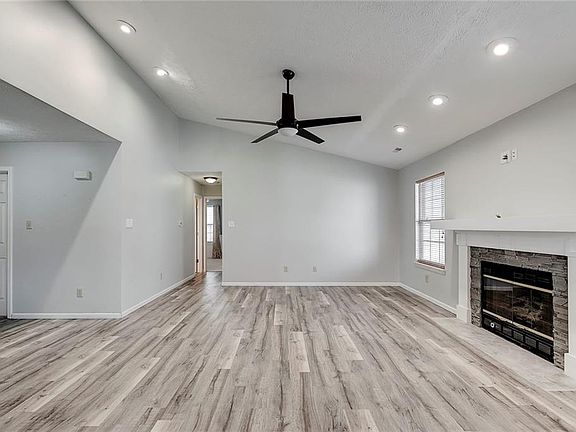 4th image of 2110 Yosemite Dr
