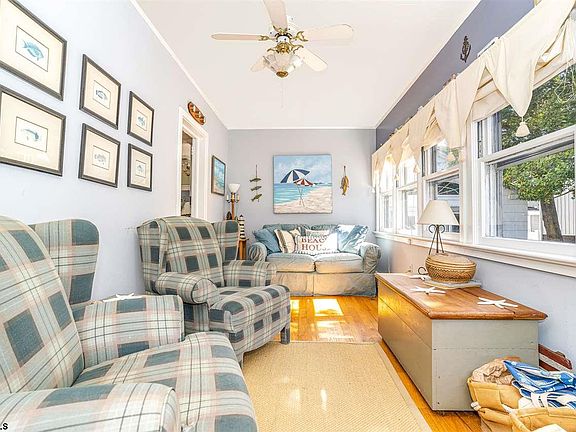 3rd image of 829 1st St
