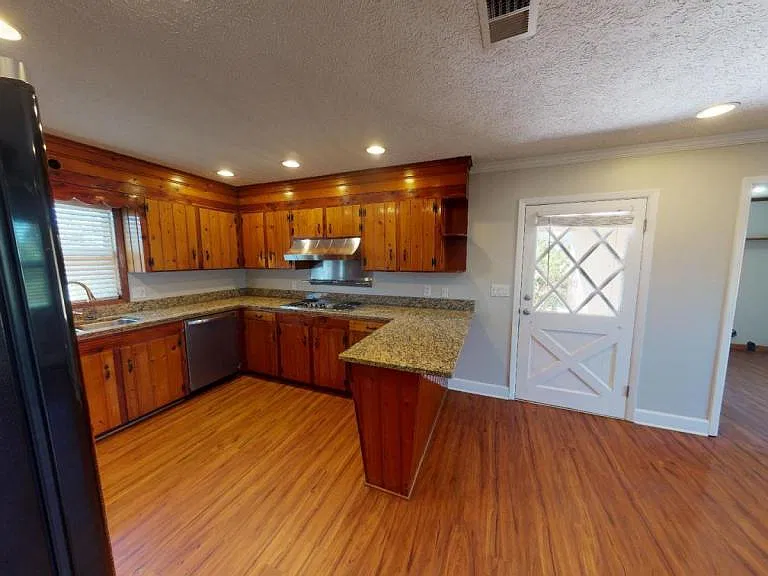 706 Indiana Ave — Photo 2