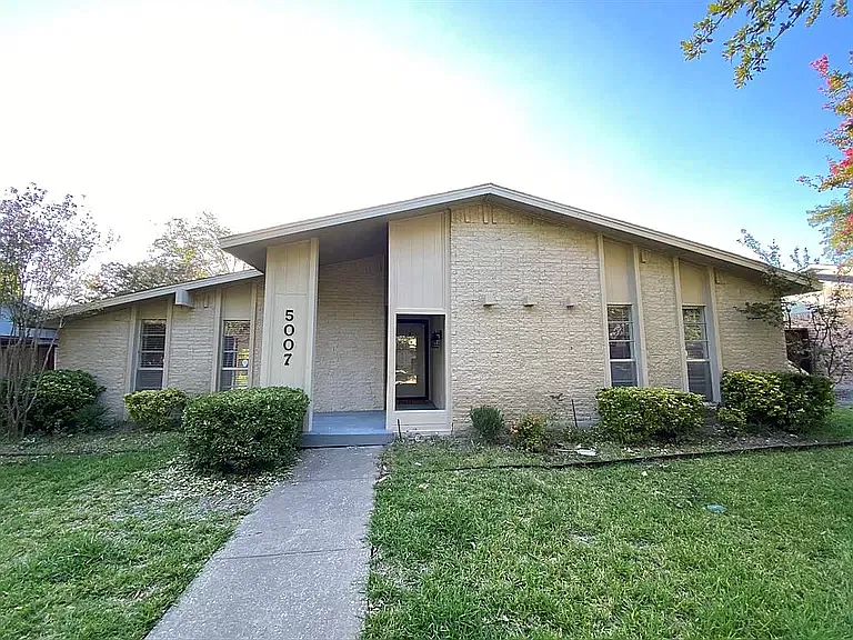 5007 Green Oaks Dr