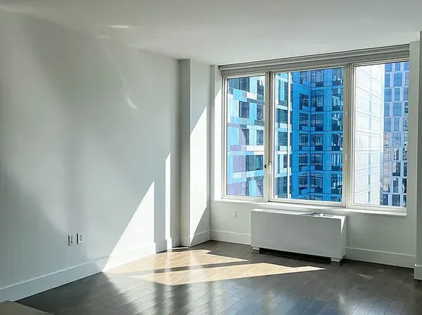 388 Bridge Street image 4 of 13