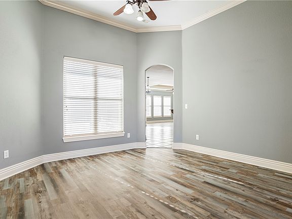 4th image of 2101 SW Pinoak Ave