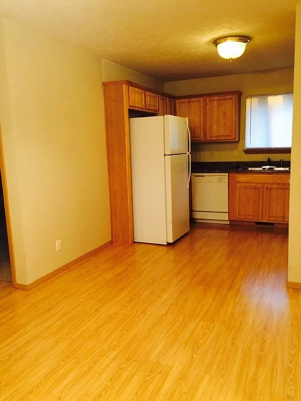 Duplex - 2 bed, 2 bath, 2 car garage in SW Springfield — Photo 3