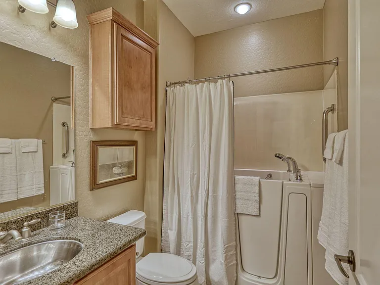 Hall Bath w/Walk-in Spa Tub