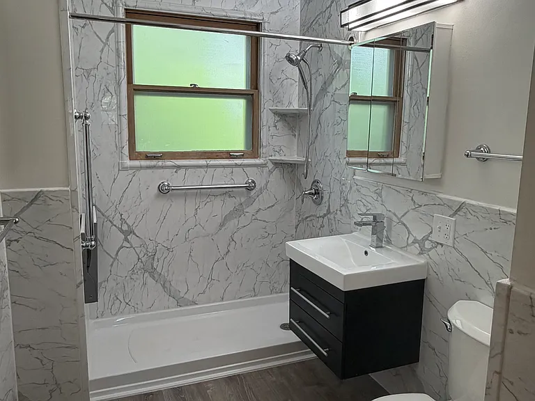 Main Bath (near bedrooms)