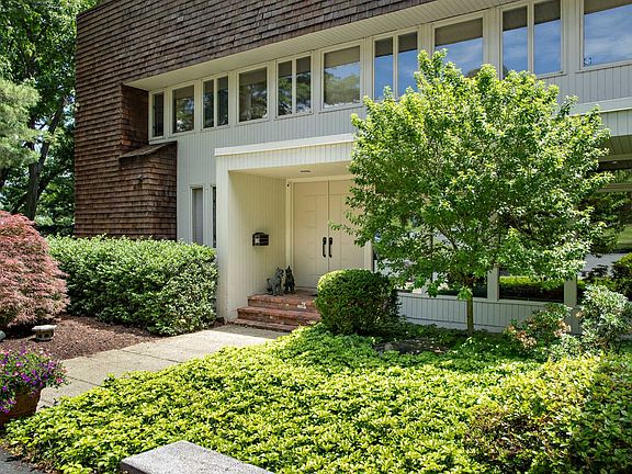 5th image of 28 Grandview Dr