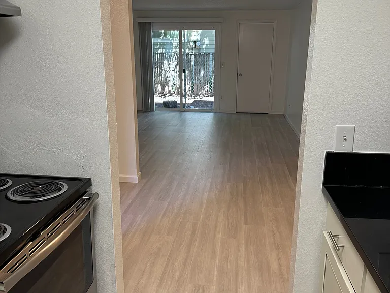 Emerald Park Apartments — Photo 28