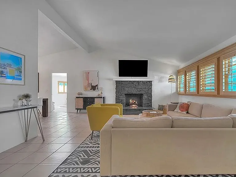 1261 Linda Vista Rd — Photo 2