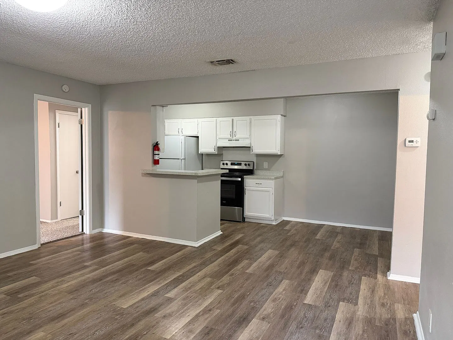 Spacious 2 Bedroom Apartment Near Edison — Photo 2