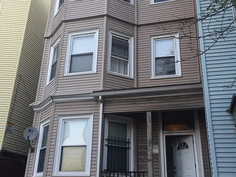 391 Meridian St — Photo 1