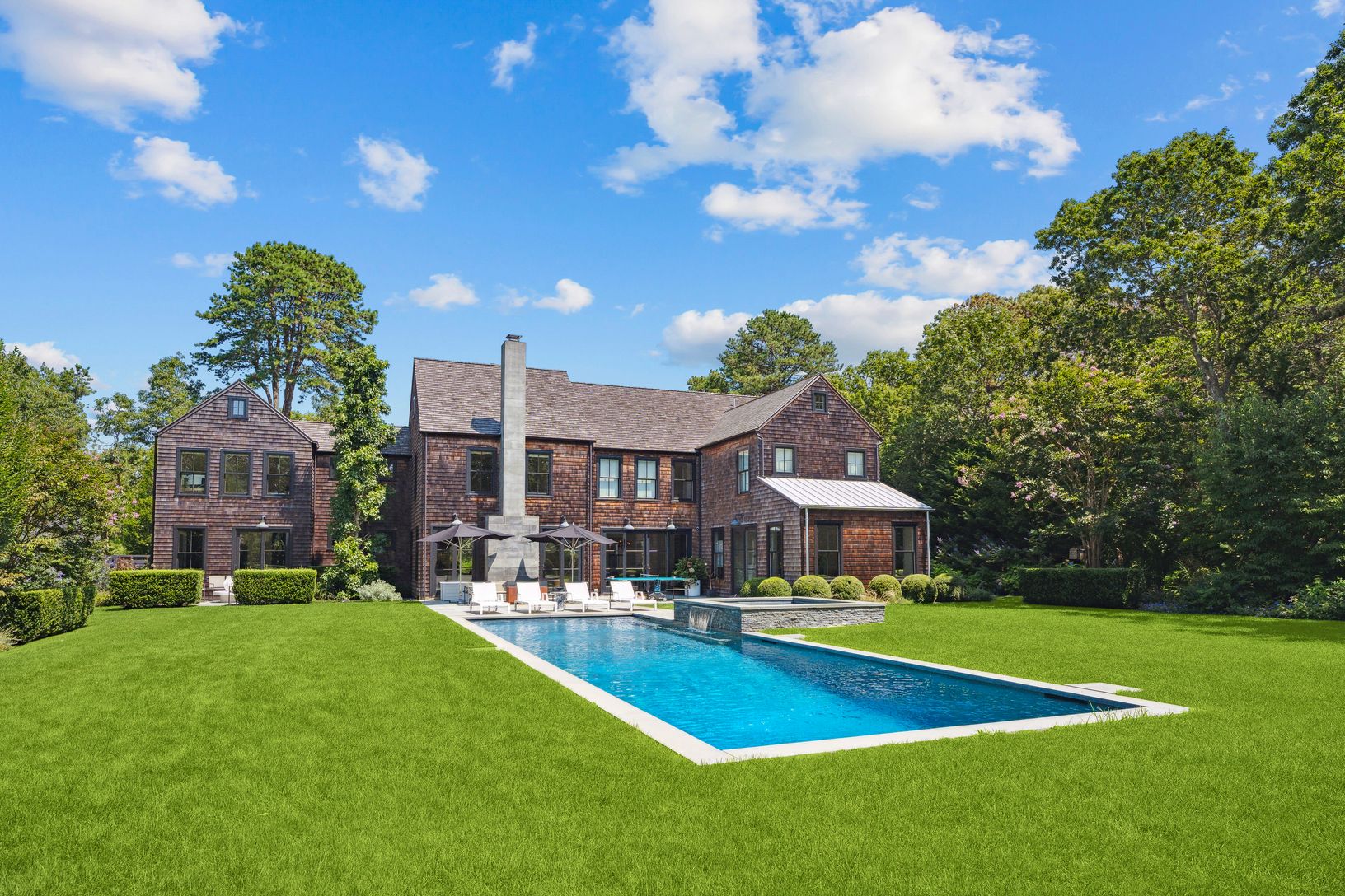  huge sunny back yard