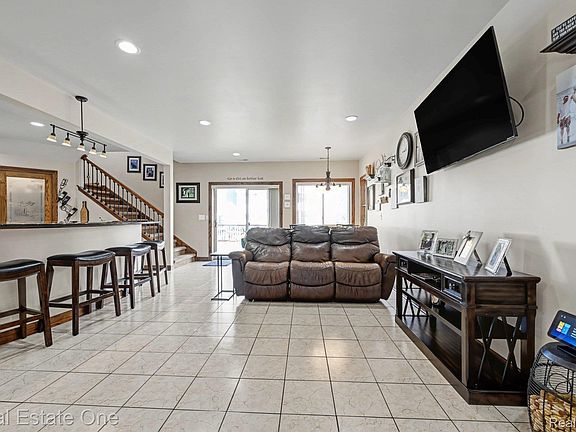 4th image of 2061 Rosedale Dr