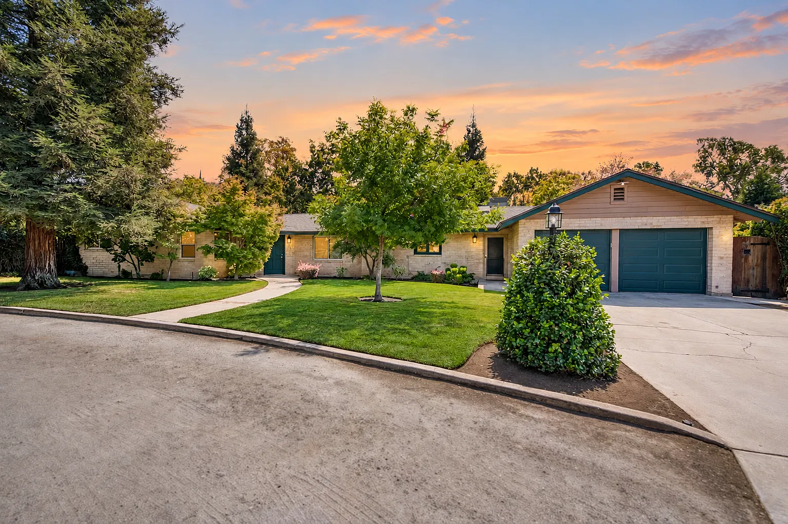 3 bed, 2.5 bath, 2400 sqft, $3,000 — Photo 1