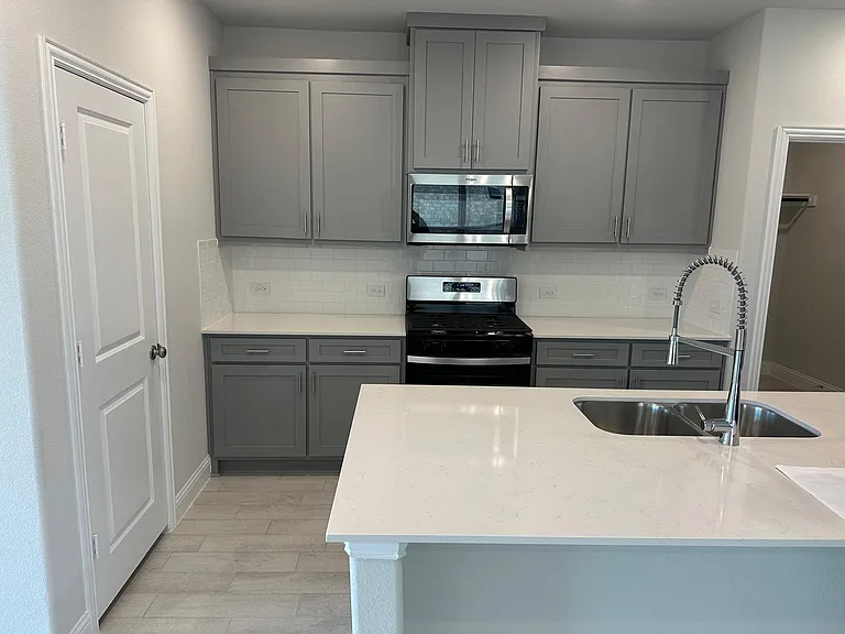 913 Amenduni Ln — Photo 26
