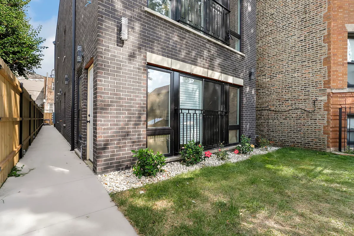 Building Photo - S Langley Ave