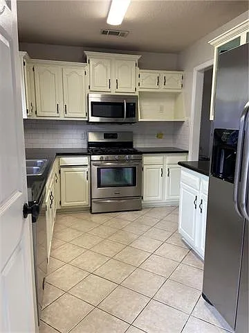 4 bed, 2.0 bath, 1810 sqft, $2,000 — Photo 2