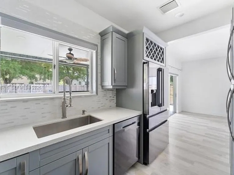 379 NE 31st Ave — Photo 11