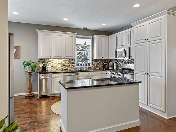 5th image of 369 Sophia Ave E