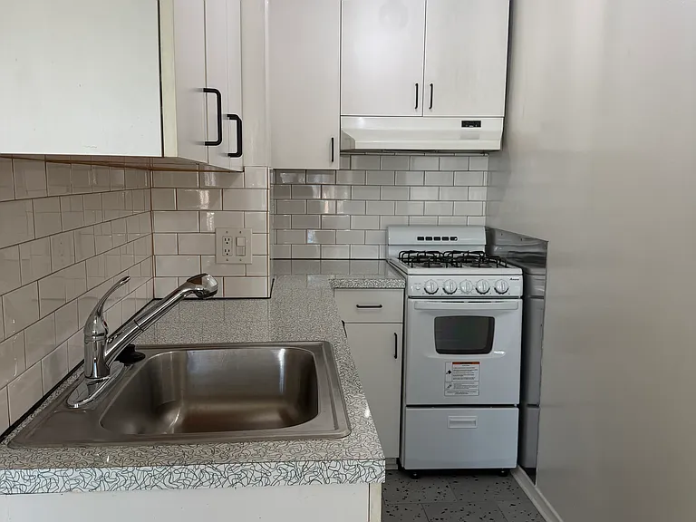 517 Vernon Ave #8 — Photo 9