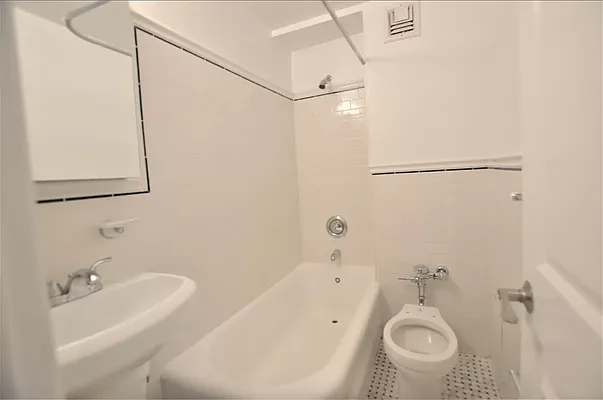 Rented by Manhattan Realty Group | media 9